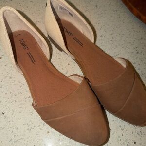 TOMS Women's Tan and Cream Loafers